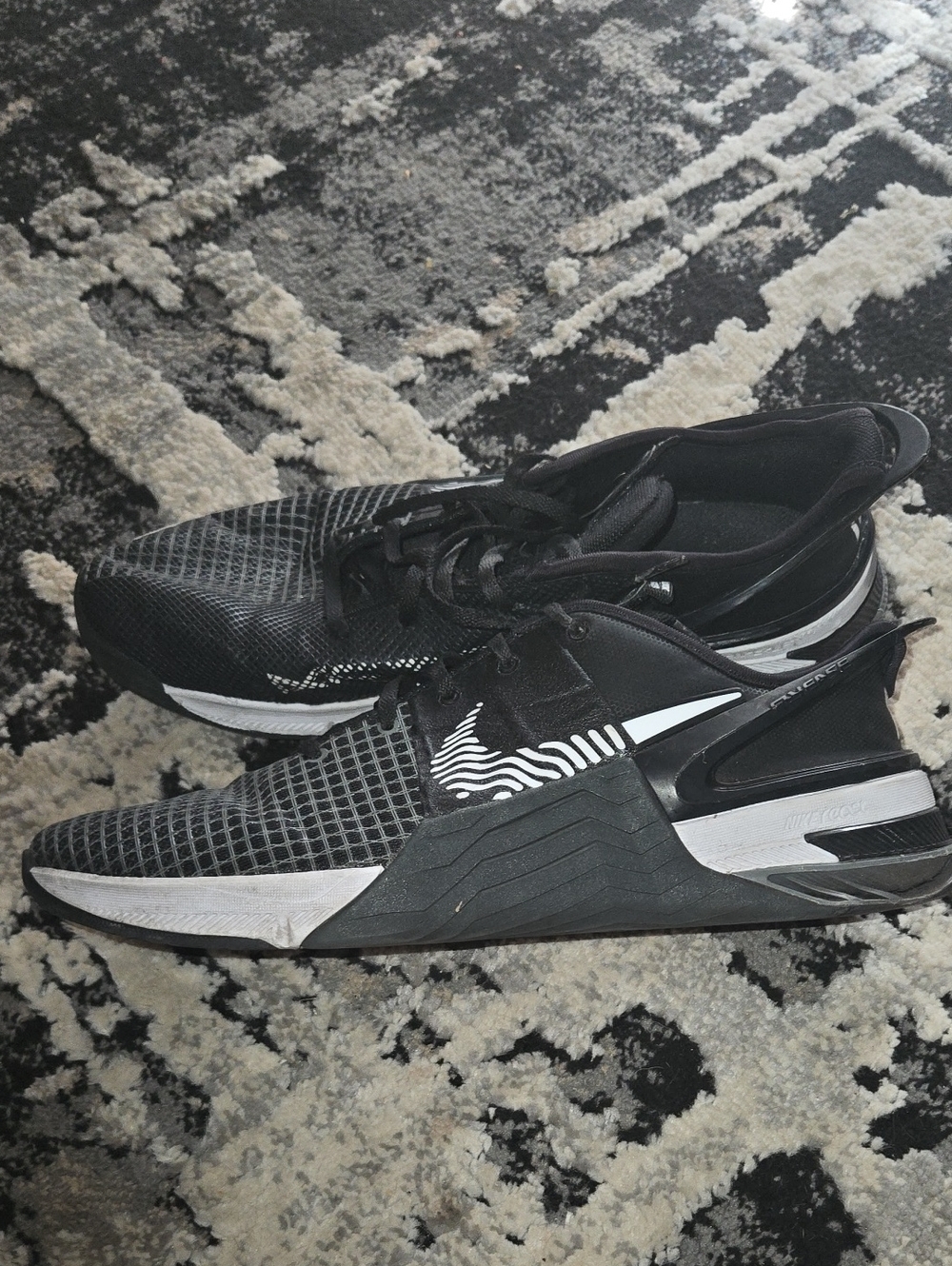 Nike Men's Black and White Athletic Training Shoes
